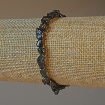 Гривна от слънчев обсидиан, естествен необработен камък, фасетирани мъниста, диаметър 6 мм, дължина 18 см (еластична)