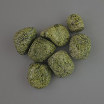 Сувенирен естествен камък Змийовик галтовка, диаметър 19×17 мм (+-) опаковка 100 г