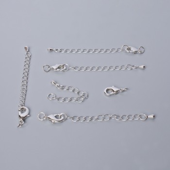 Фурнитура — карабинено закопчаване, диаметър 12×6 мм, с удължителна верига, дължина 5,5 см, сребрист цвят на металa, 1 бр