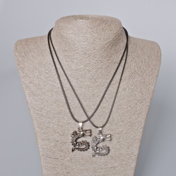 Двойни висулки «Дракон» с черен емайл и сребрист метал 33×26 мм, дължина 45–50 см