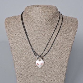 Двойни висулки „Сърце“ на магнит, червена и бяла емайл, 24×22 мм, дължина 45–50 см