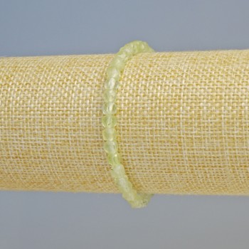 Гривна от пренит, естествен камък, грановано кубче, диаметър 4–5 мм, на еластична стрейч-основа, дължина 18 см