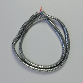 Хематит мънисти змиевидни плоски — вълнообразни зиг-заг, черен цвят, диаметър 5×3 мм, дължина около 40 см, низка