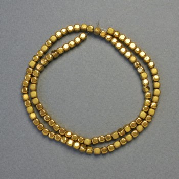 Гематитни мъниста кубчета в цвят тъмно злато, матови и лъскави, диаметър 4х4 мм, дължина около 40 см, низка