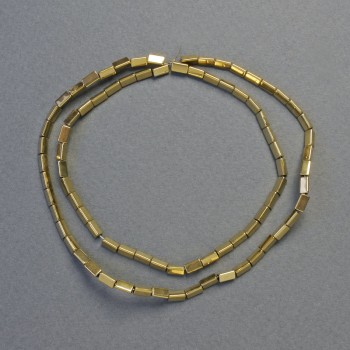 Хематитови мъниста с триъгълна форма златист цвят, диаметър 5×2 мм, дължина около 42 см