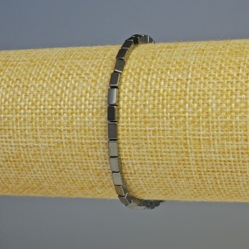 Гривна от гематит със правоъгълна форма, черен цвят, размер на мънистата 5×3 мм, дължина 18 см, еластична