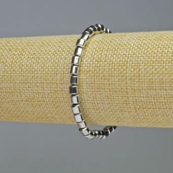 Браслет от хематит с цилиндрична форма, сребрист цвят, диаметър около 5×5 мм, дължина около 18 см, еластична основа