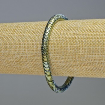 Гривна от хематит, рондел, вълнообразна форма, хамелеонов зелен цвят, диаметър 6×1 мм, дължина 18 см, стреч