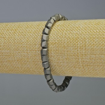 Браслет от хематит, шестогранни зигзагообразни елементи, сив матов цвят, диаметър 6х6 мм, дължина 18 см, на еластична основа