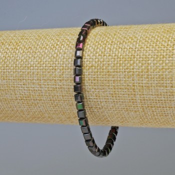 Браслет от хематит – кубчета, цвят бензиново черен, диаметър 4×4 мм, дължина около 18 см, на еластична основа