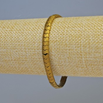 Браслет от хематит със змийска верига в цвят матово злато, зигзагообразен дизайн, диаметър 5х4х3 мм ±, дължина 18 см ±, еластична основа