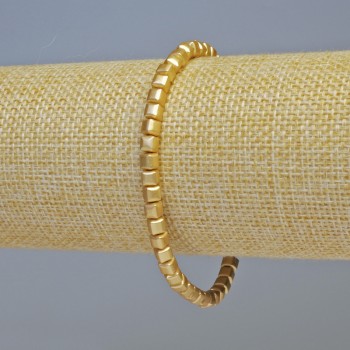 Гематит гривна кубчета, цвят матово злато, диаметър 4×4 мм, дължина 18 см, еластична