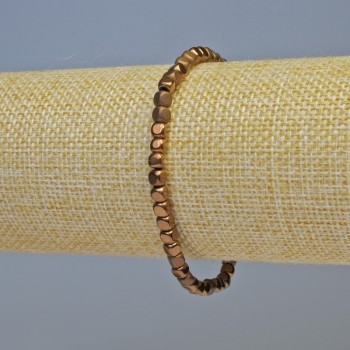 Браслет от гематит с кубчета, меден оттенък – матов и лъскав, диаметър 4×4 мм, дължина 18 см, еластична основа