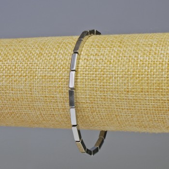 Браслет от хематит с правоъгълна форма, сребрист цвят, размер 9×3 мм ±, дължина 18 см ±, еластична основа