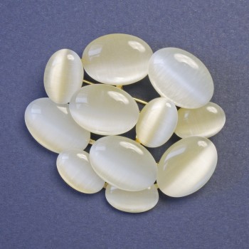 Брошка с камък котешко око в бежов цвят (синтетичен) 45×50 мм ± златист метал