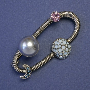 Брошка Орбита с планети, сива перла (изкуствена), светлосини стрази, 53×32 мм ± сребрист метал