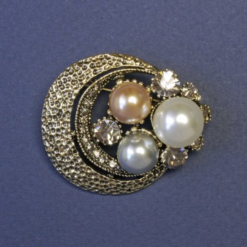 Брошка Акцент във формата на полумесец с перли (изкуствени) 35×40 мм ± златист метал