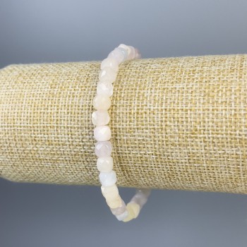 Браслет от морганит, грановани кубчета 5×5 мм, дължина около 18 см, еластичен