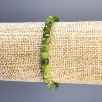 Браслет от гранен жадеит, кубче диаметър около 5 мм, дължина 18 см, еластична основа