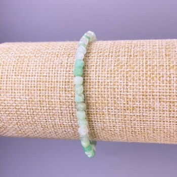 Гривна от смарагд, гранен кубик, диаметър 4×4 мм, дължина 18 см, еластична основа