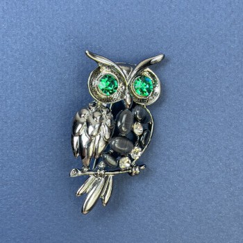 Брошка «котешко око» зелени и сиви стрази, цвят сиво-сребърен метал, диаметър 27 мм, дължина 50 мм