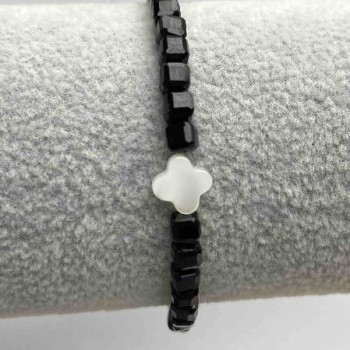 Браслет от турмалин с гранени кубчета, диаметър около 4х4 мм, с вставка от перламутър, дължина 18–23 см, с удължителна верижка