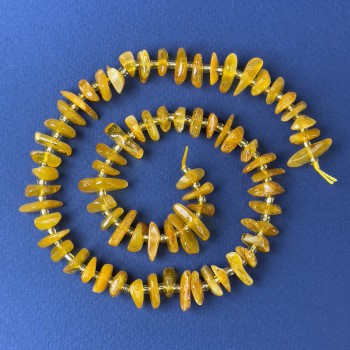 Мънисти от янтар късчета 10×3 мм +- с бисер, диаметър 3 мм +- на конец, дължина 38 см+