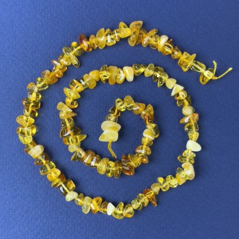 Янтарни мъниста късчета 7х4 мм на конец, дължина около 38 см+