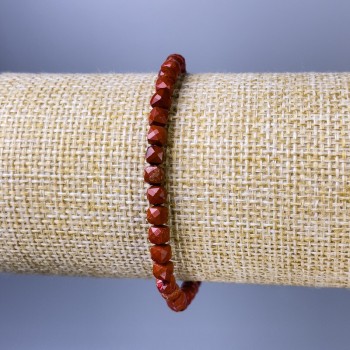 Гривна от червена яшма, грановани кубчета, диаметър около 5 мм, дължина около 18 см, еластична