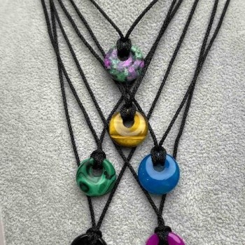 Черен плетен шнур за шията, диаметър 1,9 мм, с висулка под формата на бублик, диаметър около 18 мм, дължина около 58 см, регулируема