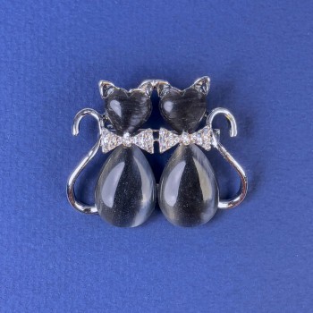 Брошка „Котки“ с тъмносиво котешко око и бели кристали, сребърен метал, диаметър 31×38 мм +