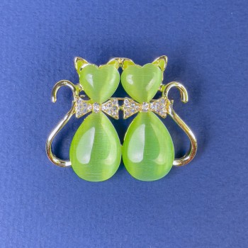 Брошка „Котки“ със зелено котешко око, бели кристали, златист метал, диаметър 31×38 мм +