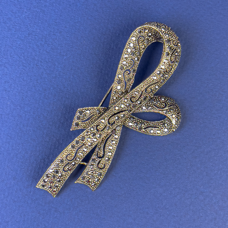 Брошка Бант със сиви кристали, цвят бронзово-златист метал, диаметър 78×40 мм +