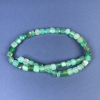 Ахатовите кубикови мънисти 7х7 мм ± на конец, дължина 37 см+