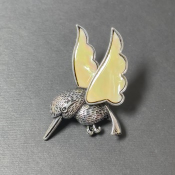 Брошка‑висулка Колибри с перламутър и сребрист метал 48×30 мм+