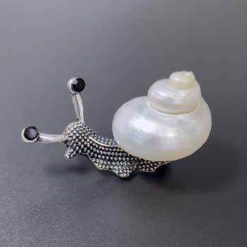 Брошка-кулон Улитка перлен цвят сребрист метал 53×26 мм ± черни стрази