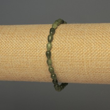Гривна джадеит капка, диаметър 7×4 мм, дължина около 18 см, еластична