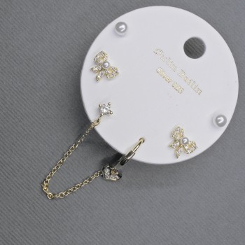 Пусети обици с декоративен капак около ухото, златист метал и бели стрази