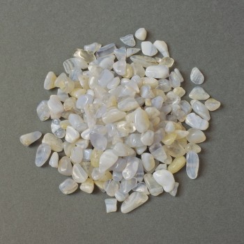 Естествен камък Светлосин агат чипс без дупка 8-14х5-8 мм ± (за 100 г ±)