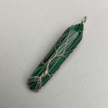 Висулка от малахит с формата на шестостенен кристал, размери 12×50×57 мм ±, в сребърно обплетение