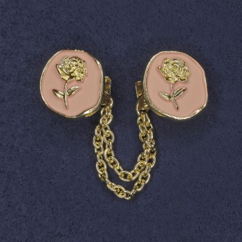 Брошка за кардигани розова емал и златист метал, диаметър около 20 мм, верижка, дължина около 9 см