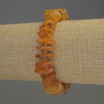 Браслет от бурштинова троха 12×3,5 мм +- с бисер 3 мм+-, дължина 18 см+- еластичен