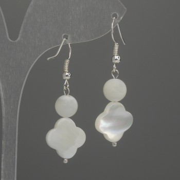 Обички от перламутър в форма на детелина 12 мм ±, мъниста 8 мм ±, дължина около 38 мм