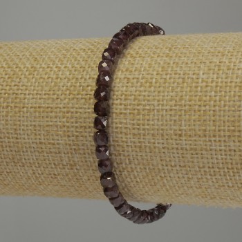 Гривна от гранат, грановани кубчета, диаметър 4×4 мм, дължина 18 см, стреч основа