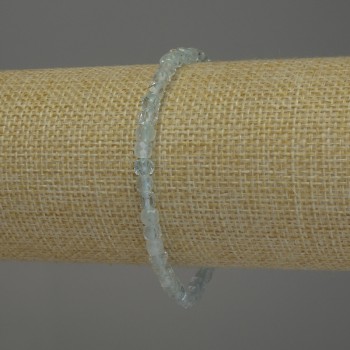 Гривна от естествен топаз, гранени кубчета, диаметър около 4×4 мм, дължина 18 см, еластична основа