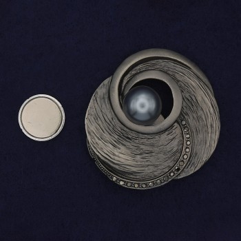 Магнитна брошка Акцент перла и стрази сребрист метал 50 мм+