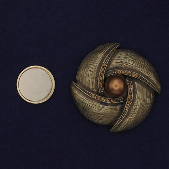 Магнитна брошка Акцент, бронзов цвят, стрази, златист метал 45 мм+