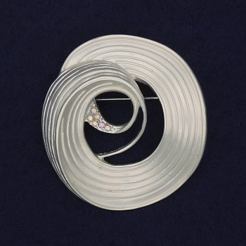 Брошка Акцент: бял перлен нюанс, дъгови стрази, сребрист метал, 48×45 мм