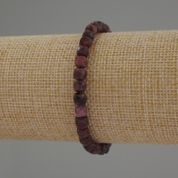 Браслет рубелит турмалин гранован кубик, диаметър 5x5 мм, дължина 18 см, стрейч основа