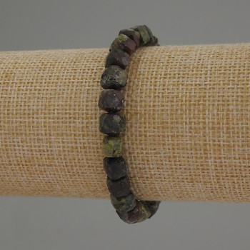 Браслет от яшма „Кръвта на дракона“ с грановани кубчета, диаметър около 7 мм, дължина 18 см, еластична основа